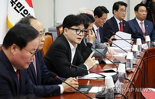 한동훈(왼쪽 세번째) 국민의힘 대표가 2일 오전 국회에서 열린 최고위원회의에서 발언하고 있다.  [연합뉴스]